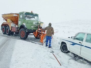 ۲۰۰ خودروی گرفتار در برف در شهرستان کوهرنگ امدادرسانی شد