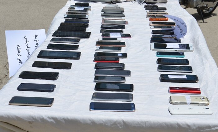 ۶۳ دستگاه گوشی تلفن همراه مسروقه از یک مالخر در کرمانشاه کشف شد