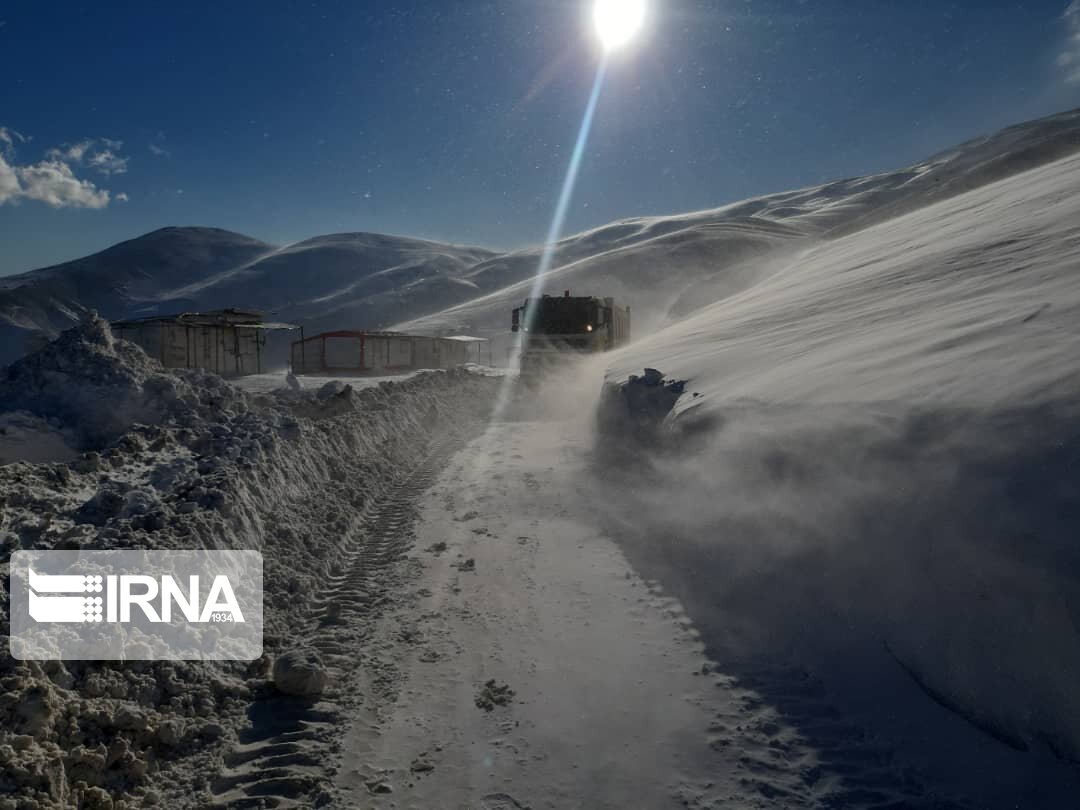 عملیات بازگشایی راه روستای محاصره در برف رضوانشهر