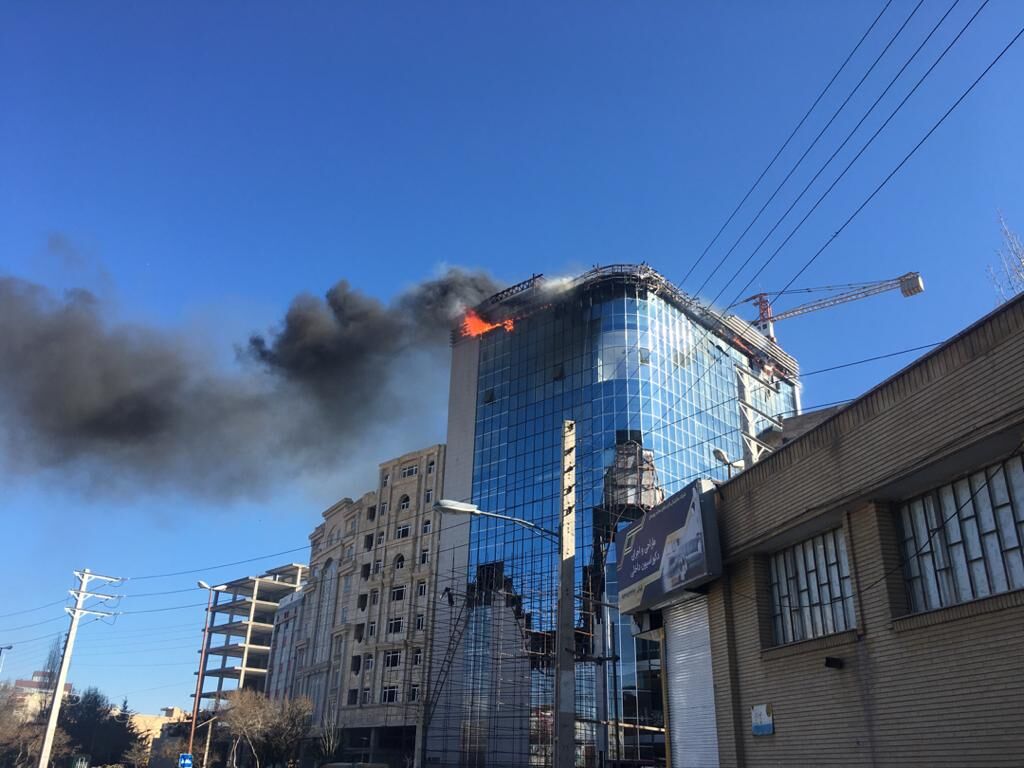 آتش سوزی ساختمان تجاری نیمه ساخت در اردبیل