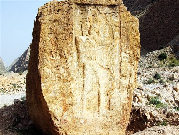 نقش برجسته سرباز پارتی  در قیرو کارزین فارس فنسکشی میشود نقش برجسته سرباز پارتی  در قیرو کارزین فارس فنسکشی میشود