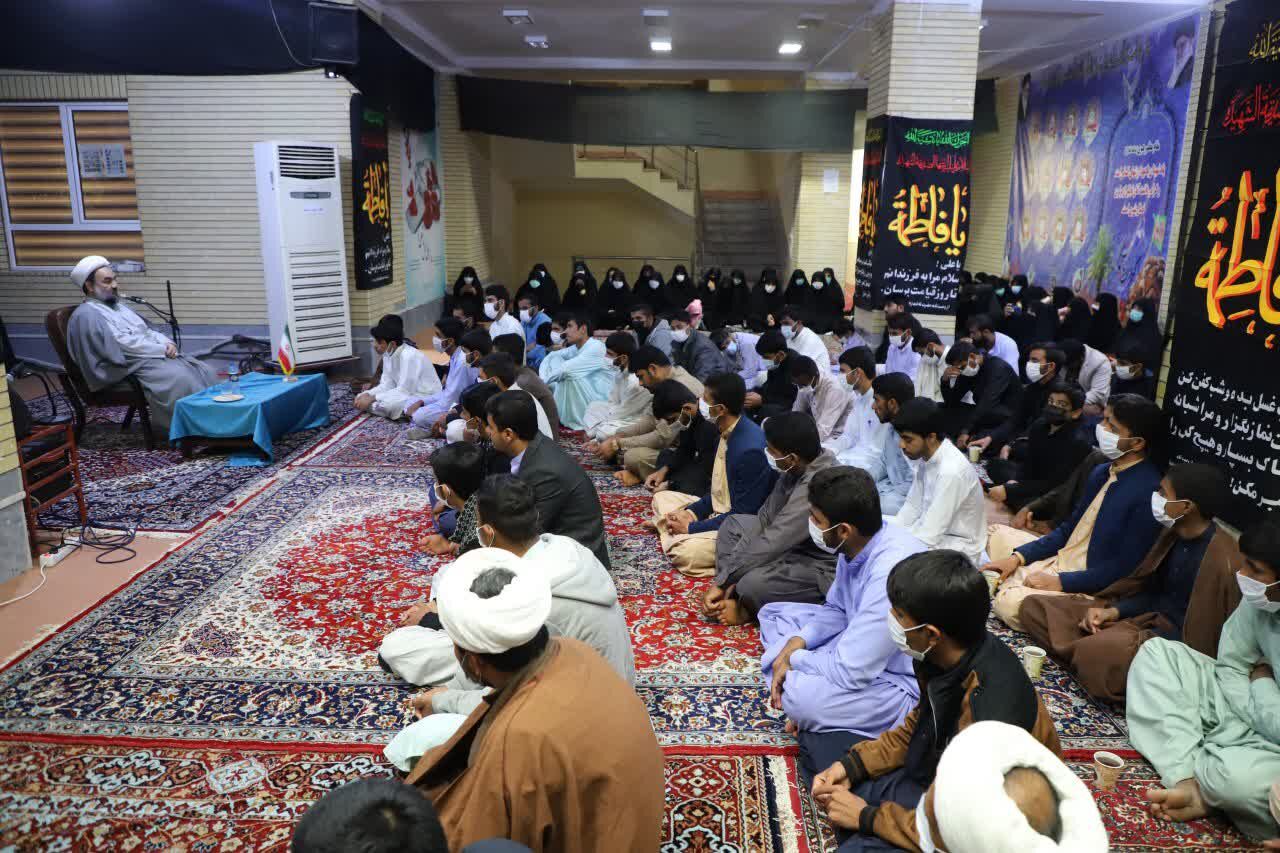 تبیین مسائل اعتقادی با غیرت دینی طلاب امکانپذیر است
