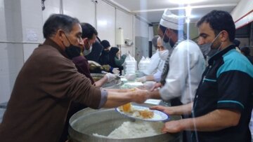 ۲هزار پرس غذای گرم و بسته معیشتی بین نیازمندان رویان شاهرود توزیع شد