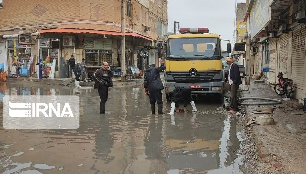 عملیات تخلیه آب‌های سطحی خرمشهر در حال انجام است