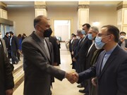 Der Außenminister der Islamischen Republik Iran trifft in Baku ein