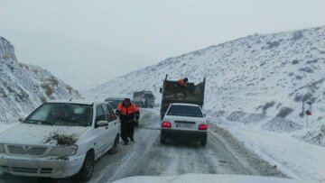 ۲۰ خودرو گرفتار در برف و کولاک در سقز رها سازی شد