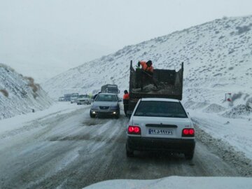 امدادرسانی بەخودروهای گرفتار در برف سقز