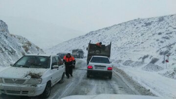 امدادرسانی بەخودروهای گرفتار در برف سقز