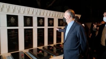 بازدیدامیرعبداللهیان از مجموعه یادبود"شهیدلر" درجمهوری آذربایجان