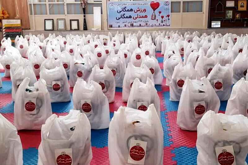 ورزشکاران یزد به یاد شهدا ۲۰۰ بسته معیشتی بین نیازمندان توزیع کردند