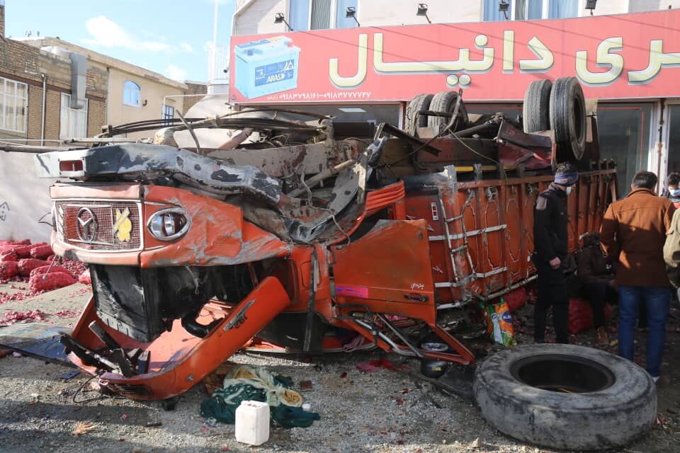 واژگونی کامیون باری در سنندج و چند خبر دیگر