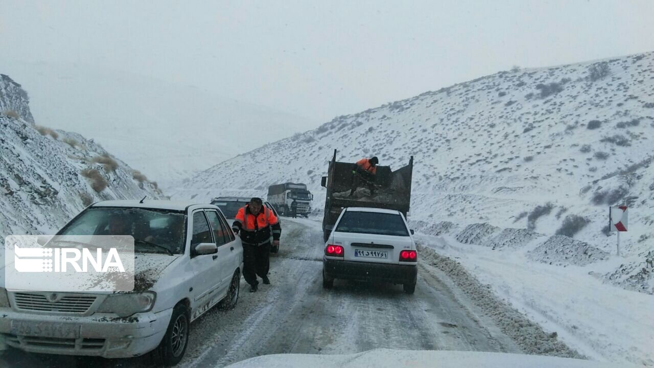 ۲۰ خودرو گرفتار در برف و کولاک در سقز رها سازی شد
