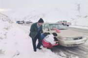 تداوم امدادرسانی به خودروهای گرفتار در برف اشنویه