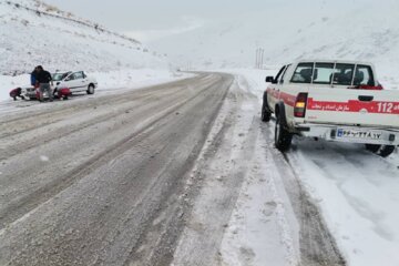 تداوم امدادرسانی به خودروهلی گرفتار در برف اشنویه