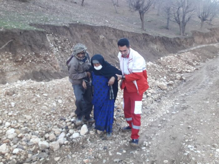  امداد رسانی هلال احمر به بانوی ۵۵ ساله در منطقه سخت گذر دیشموک  