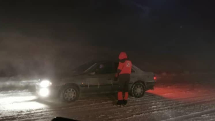 ۲۰ خودرو گرفتار در کولاک توسط هلال احمر آذربایجان‌غربی امدادرسانی شدند