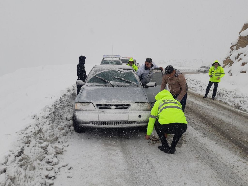 تردد در گردنه ژالانه سروآباد با زنجیر چرخ امکان پذیر است