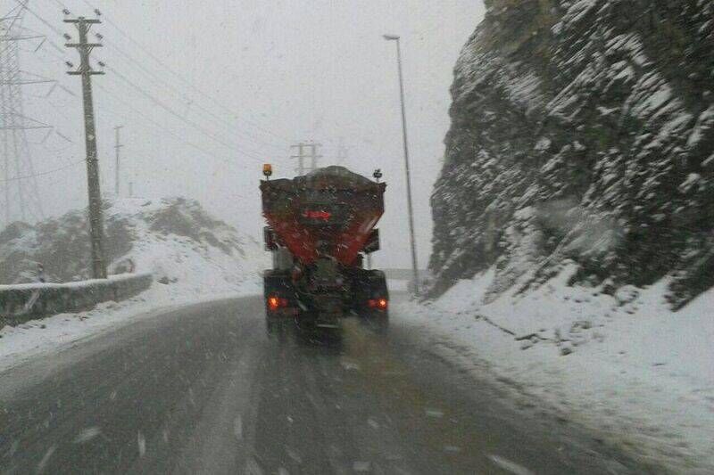 بارش برف و لغزندگی جاده کرج - چالوس 