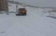 بارش برف راه ۴۰ روستای سلماس را مسدود کرد