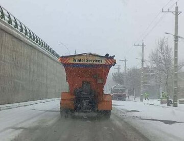 برف روبی معابر شهر ارومیه در پی بارش برف