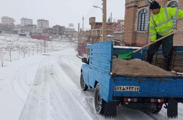 برف روبی معابر شهر ارومیه در پی بارش برف