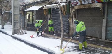 برف روبی معابر شهر ارومیه در پی بارش برف