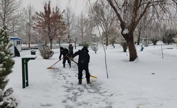 برف روبی معابر شهر ارومیه در پی بارش برف