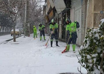 برف روبی معابر شهر ارومیه در پی بارش برف