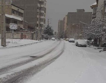 برف روبی معابر شهر ارومیه در پی بارش برف