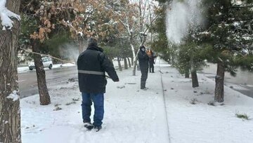 برف روبی معابر شهر ارومیه در پی بارش برف