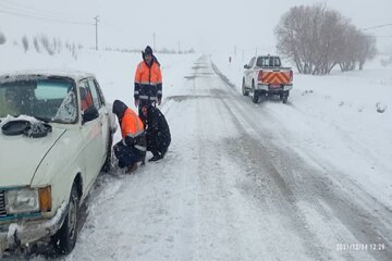 ۴۰ خودرو گرفتار در برف و کولاک محور اشنویه - ارومیه رهاسازی شد