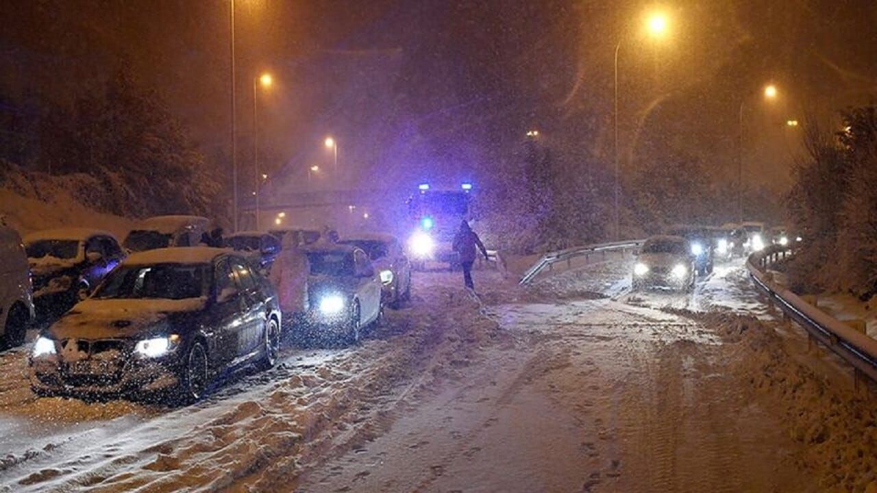 ۱۵ خودرو در جاده نوجان به دروان کرج گرفتار برف شدند