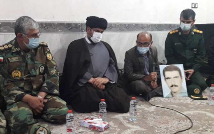 پیام فرماندهی کل ارتش و نیروی زمینی تقدیم خانواده شهید گناوهای شد