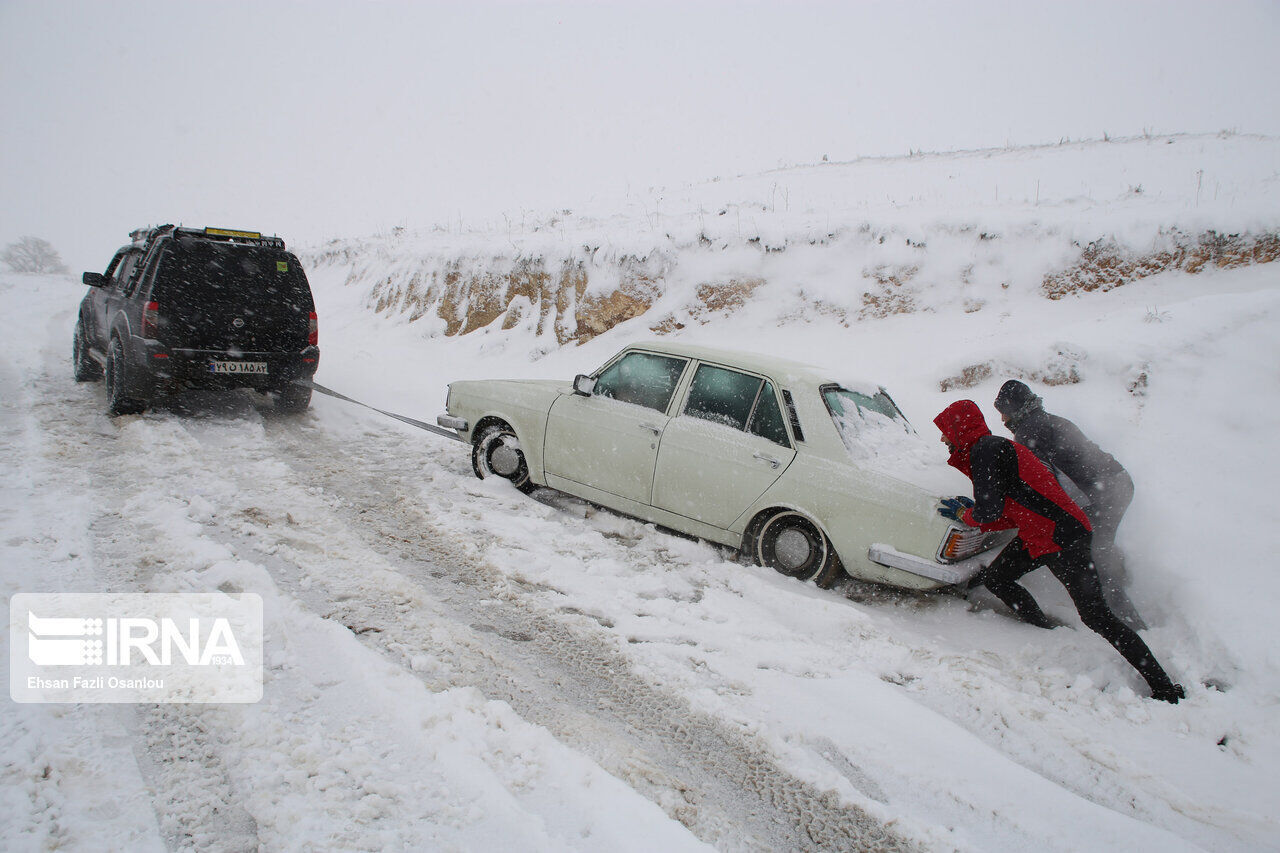 برف و کولاک راه ۲۰۰ روستای آذربایجان شرقی را بست