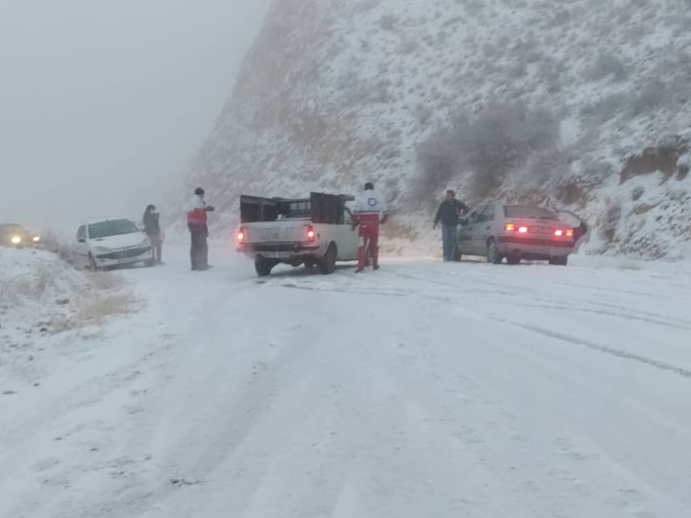 بارش برف جاده‌های زنجان را فرا گرفت