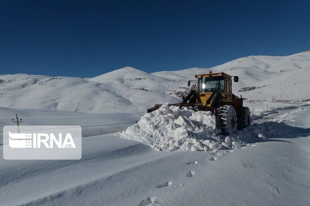 چهار هزار کیلومتر باند از جادههای استان مرکزی برفروبی شد چهار هزار کیلومتر باند از جادههای استان مرکزی برفروبی شد