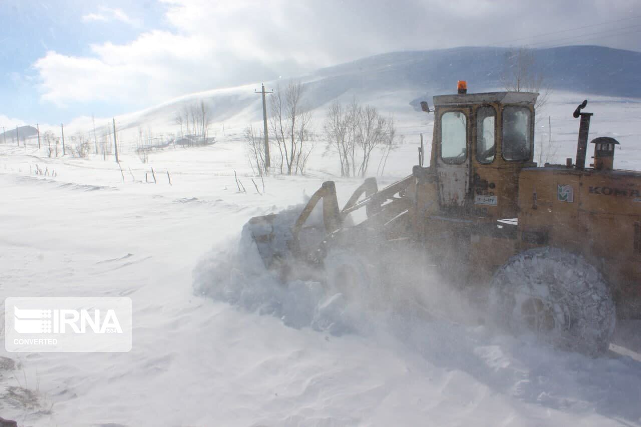 بارش برف سنگین راه ۴۳۵ روستای استان زنجان را بست 