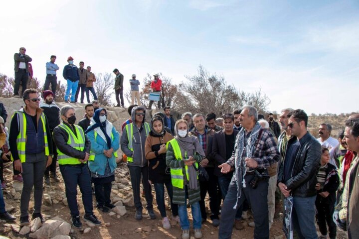 تجلیل از خانواده شهیدان بهزادی باکاشت نهال و بذرکاری در فیروزآباد 