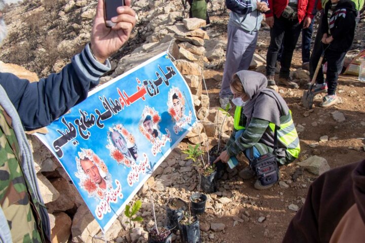 تجلیل از خانواده شهیدان بهزادی باکاشت نهال و بذرکاری در فیروزآباد