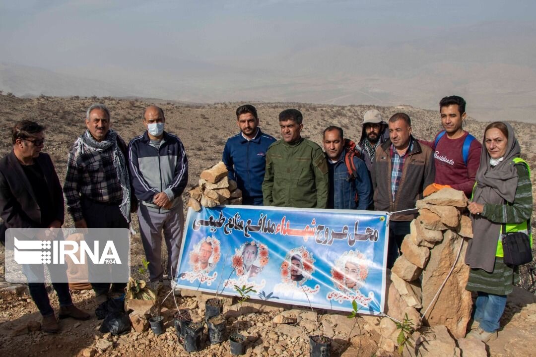 تجلیل از خانواده شهیدان بهزادی باکاشت نهال و بذرکاری در فیروزآباد  تجلیل از خانواده شهیدان بهزادی باکاشت نهال و بذرکاری در فیروزآباد