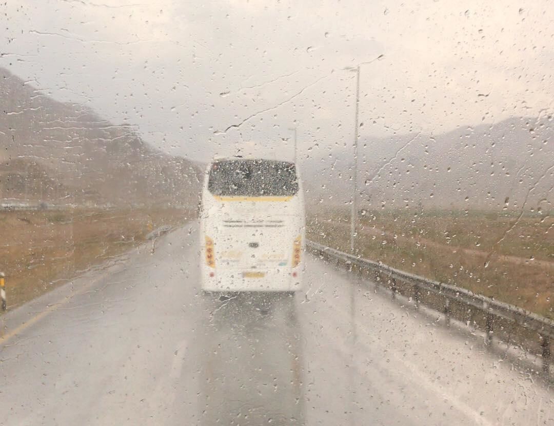 بارندگی و مه گرفتگی موجب محدودیت دید رانندگان در جاده‌های خراسان رضوی شده است