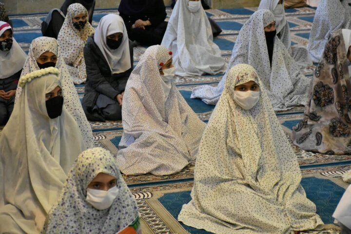 اقامه نماز در مدارس با مدیریت جهادی صورت می‌گیرد