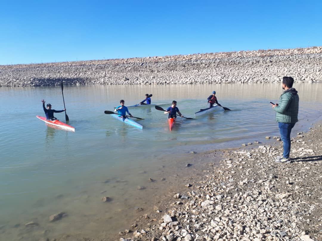 تمرینات رشته قایقرانی با کاهش آب سدها در همدان به استخر عباس آباد منتقل شد