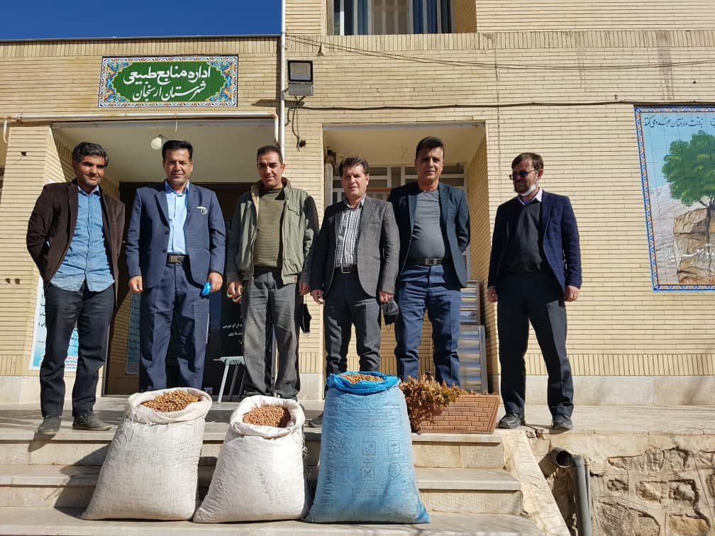 خیر ارسنجانی ۱۰۰ کیلوگرم بذر بومی جنگلی نذر طبیعت کرد خیر ارسنجانی ۱۰۰ کیلوگرم بذر بومی جنگلی نذر طبیعت کرد