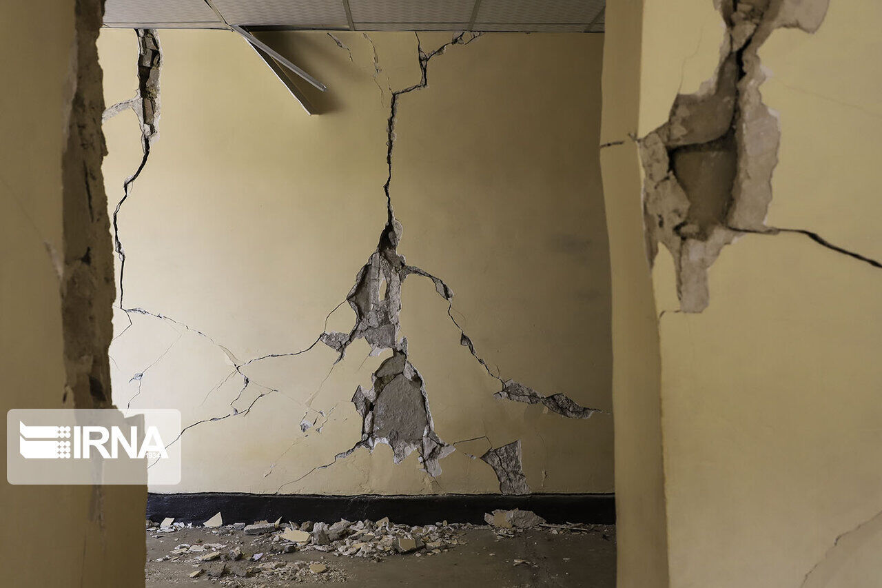 زلزلههای اخیر تبریز موجب ترک خوردگی برخی منازل مسکونی روستایی و شهری شد زلزلههای اخیر تبریز موجب ترک خوردگی برخی منازل مسکونی روستایی و شهری شد