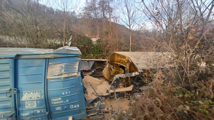 ۱۵۰ نفر از نیروهای فنی در حال بازگشایی مسیر راه آهن شمال هستند