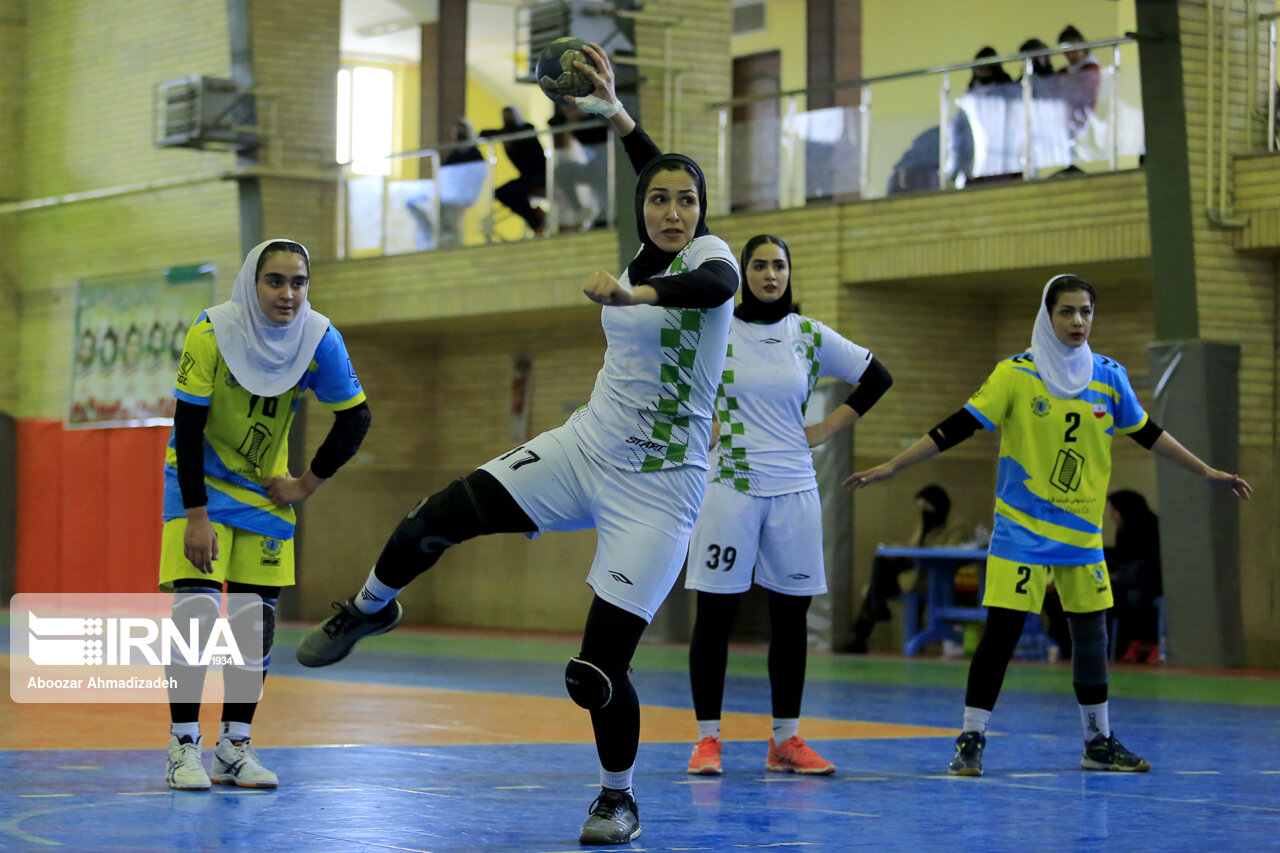 تیم هندبال بانوان امید اصفهان بر فروزان دهدشت غلبه کرد تیم هندبال بانوان امید اصفهان بر فروزان دهدشت غلبه کرد
