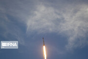 En image le lancement réussi de trois appareils de recherche spatiale par Simorgh iranien, ce jeudi 30 décembre 2021