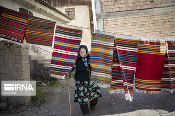 Artisanat iranien : la Tante Rahimeh fait revivre l'art du tissage de Jajim dans le village de Ziarat au nord