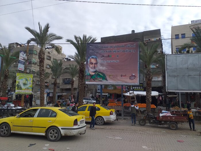 شوارع غزة وميادينها تتزين بصور الشهيد قاسم سليماني في ذكرى استشهاده الثانية